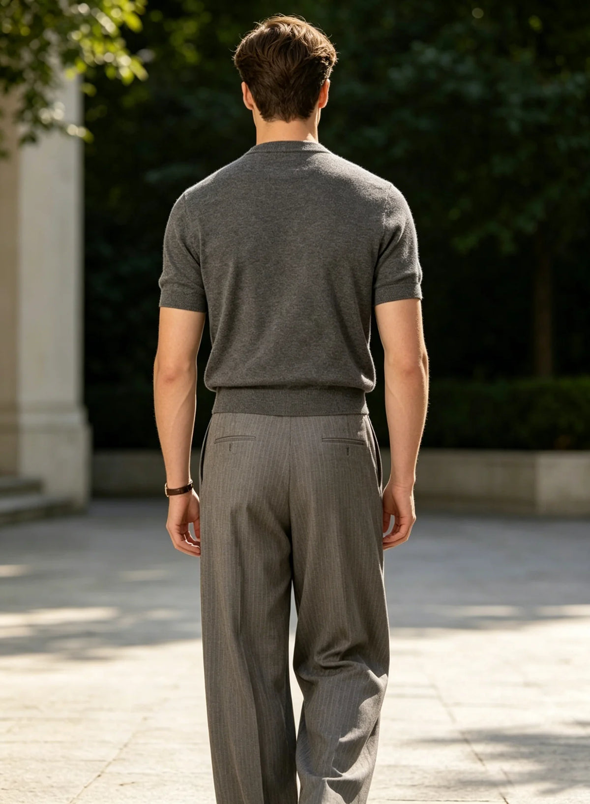 Men's short-sleeved shirts are suitable for the office, client visits, business meetings, city walks, dates, coffee shops, exhib